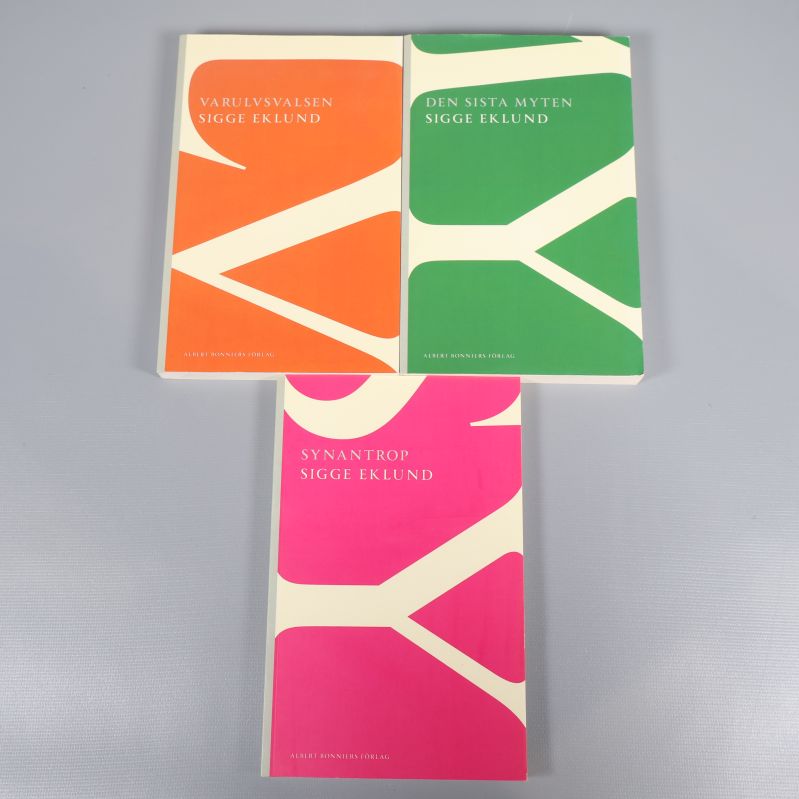 Tre böcker av Sigge Eklund med färgstarka omslag i rosa, orange och grönt