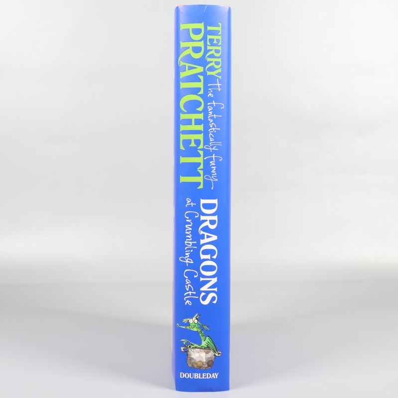 Bokrygg på Dragons at Crumbling Castle med titel och författarnamn