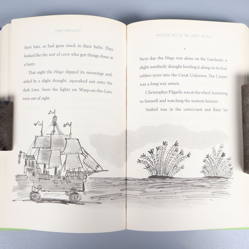 Uppslag ur Dragons at Crumbling Castle med svartvit skeppsillustration