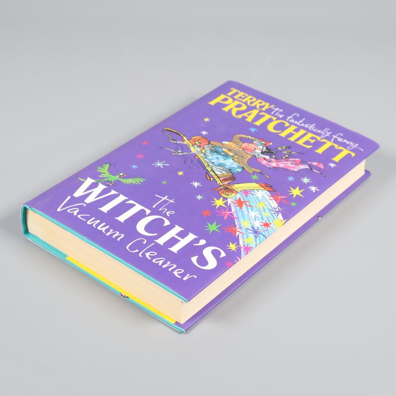 The Witch's Vacuum Cleaner liggande med synlig bokrygg och framsida