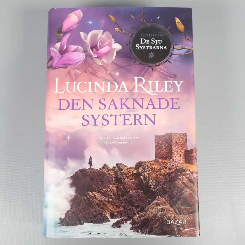 Framsida av boken Den saknade systern med rosa och lila omslag