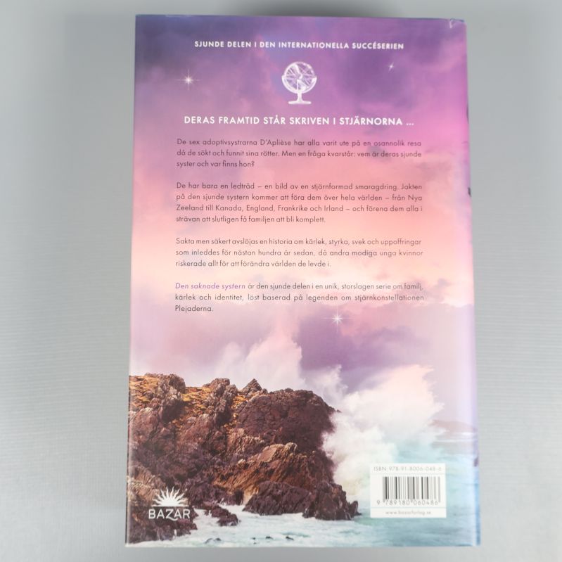 Baksida med beskrivning, illustration av klippor och stjärnhimmel