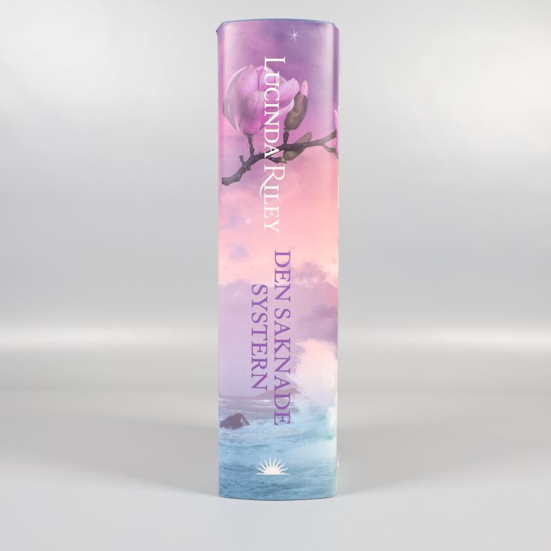 Bokens rygg med titel och blomillustration i lila toner