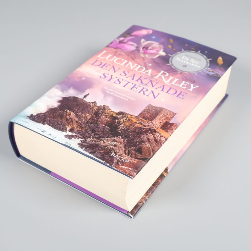 Boken Den saknade systern snett ovanifrån, tydlig bokrygg och omslagsdesign