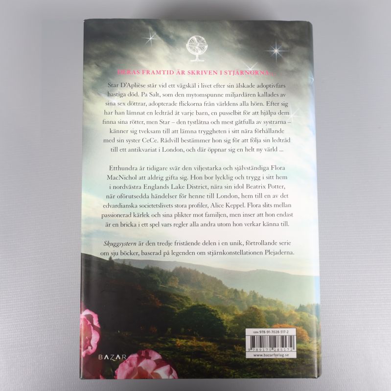 Baksidan av Skuggsystern med beskrivande text och ISBNnummer synligt