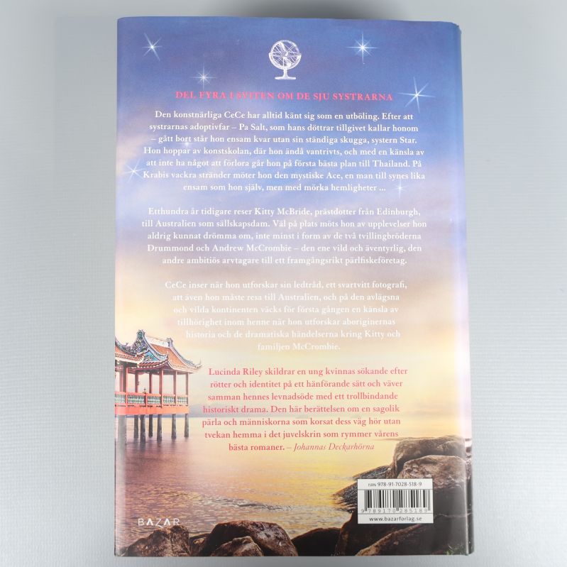 Baksidan av boken Pärlsystern med sammanfattning och streckkod