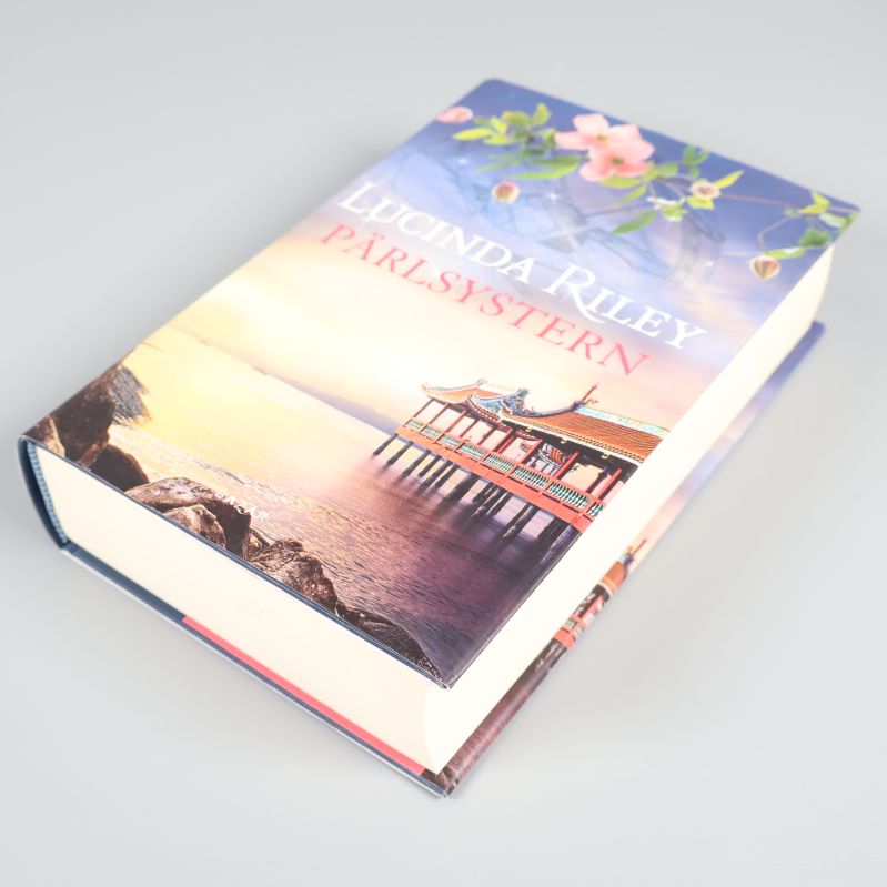 Boken Pärlsystern del 4 liggande med framsidan synlig