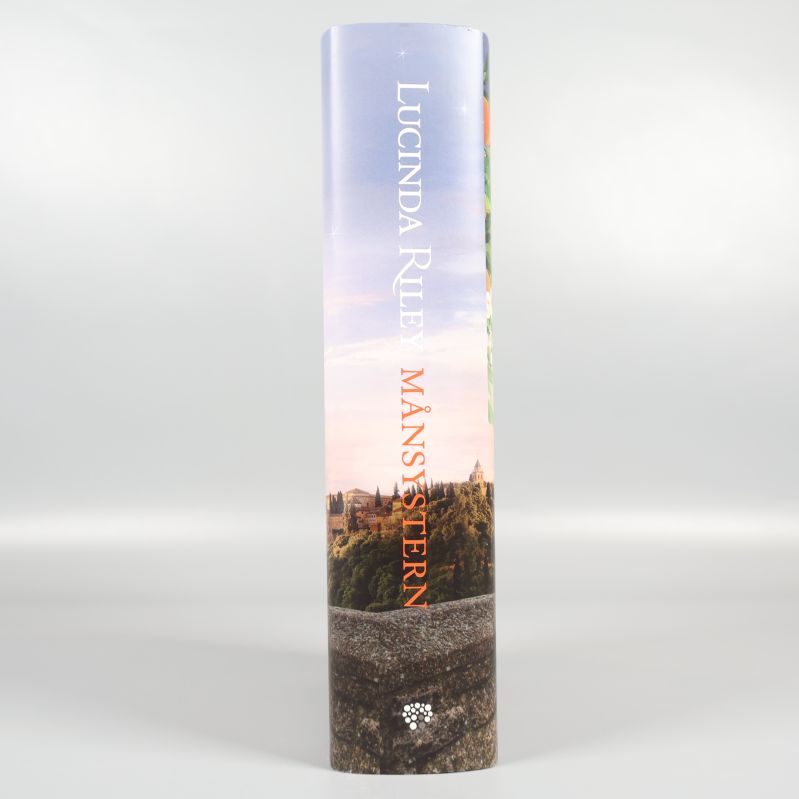 Bokrygg med texten Lucinda Riley Månsystern