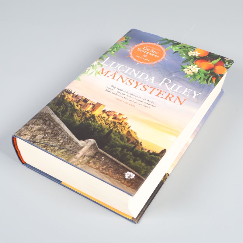 Månsystern av Lucinda Riley i närbild från sned vinkel