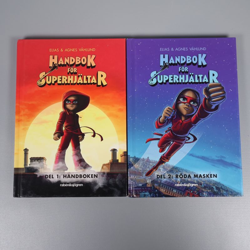 Framsidor på Handbok för superhjältar del 1 och 2 med färgstarka illustrationer av huvudpersonen
