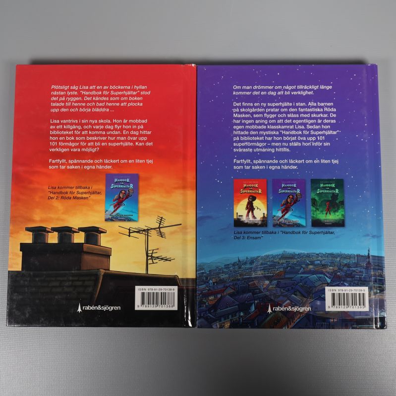 Baksidor på Handbok för superhjältar del 1 och 2 med korta sammanfattningar och ISBN