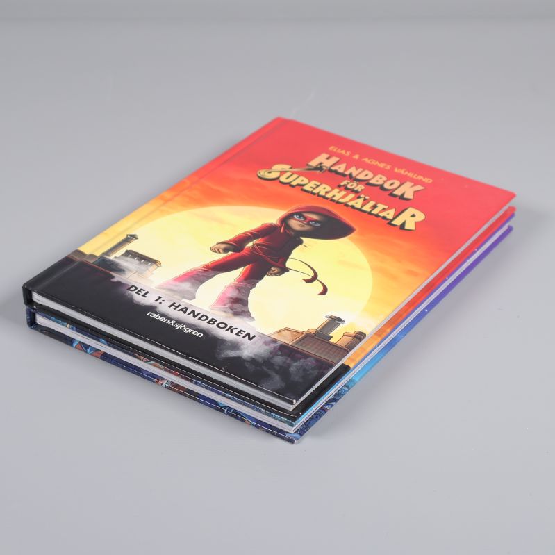 Bokpaket med Handbok för superhjältar del 1 överst och del 2 under