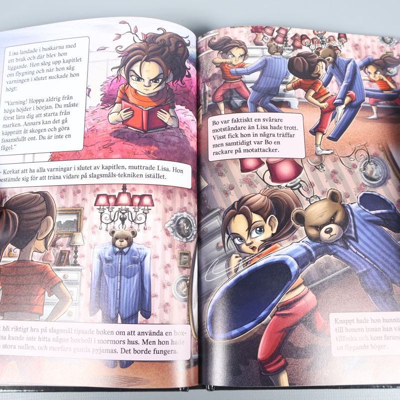 Uppslag i Handbok för superhjältar med färgstarka teckningar och pratbubblor