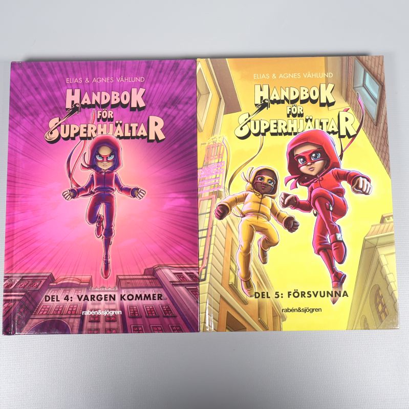 Omslag av Handbok för superhjältar del 4 och 5 bredvid varandra