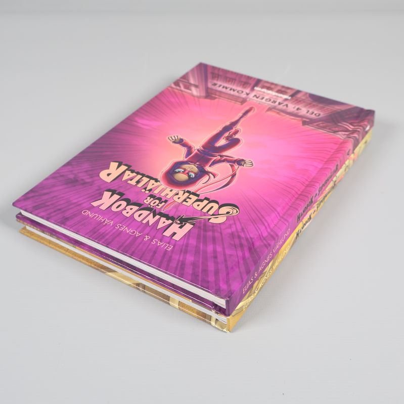 Bokpaket med båda Handbok för superhjältar böcker staplade