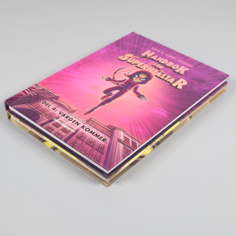 Handbok för superhjältar del 4 ovanpå paketet i sned vinkel