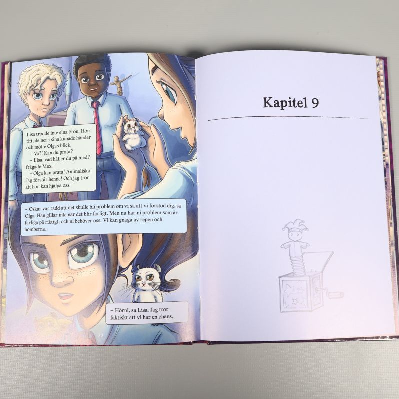 Uppslag ur Handbok för superhjältar med färgillustrationer och dialog