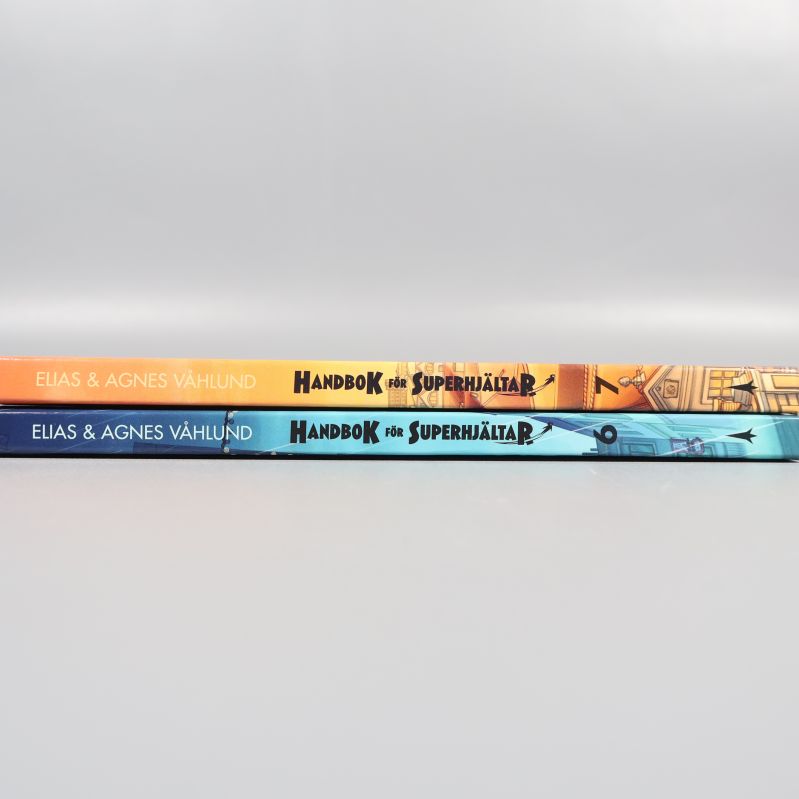Ryggen på två böcker Handbok för superhjältar del 6 och 7