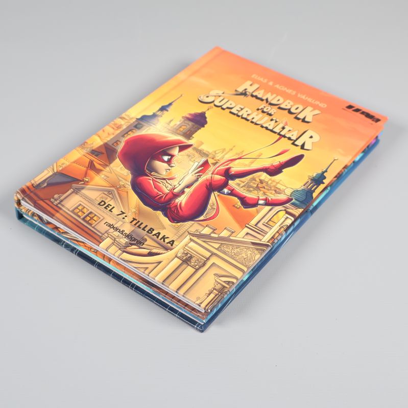 Handbok för superhjältar del 7 överst på bokpaket