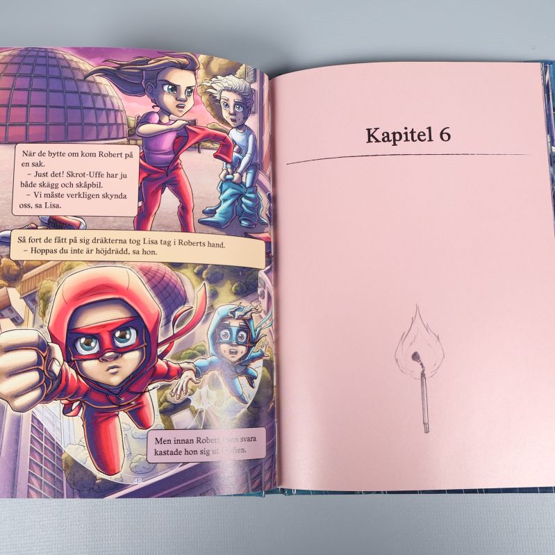 Öppen sida med tecknade superhjältar och kapitelöverskrift i Handbok för superhjältar