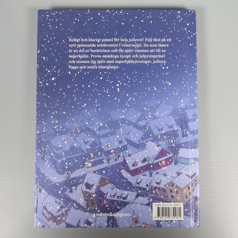 Baksida av Handbok för superhjältar jullovsbok Snöpiraterna med snöig stad