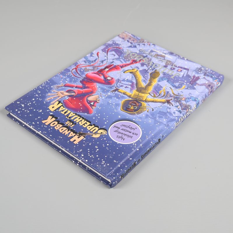 Handbok för superhjältar jullovsbok Snöpiraterna liggande på bordet