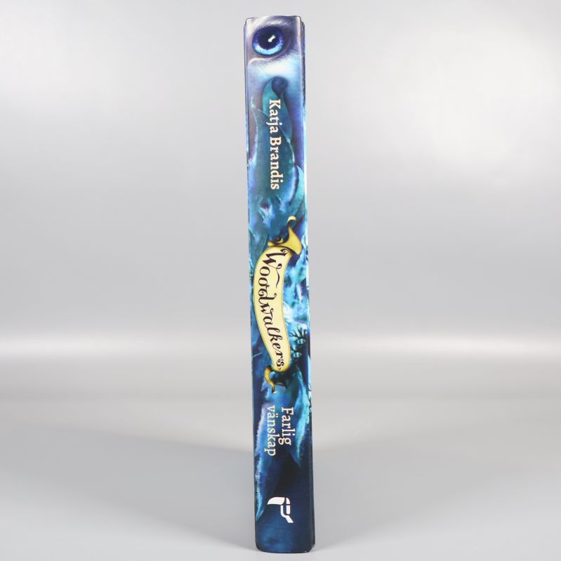 Ryggen av boken Woodwalkers Farlig vänskap med tydlig titel och författare