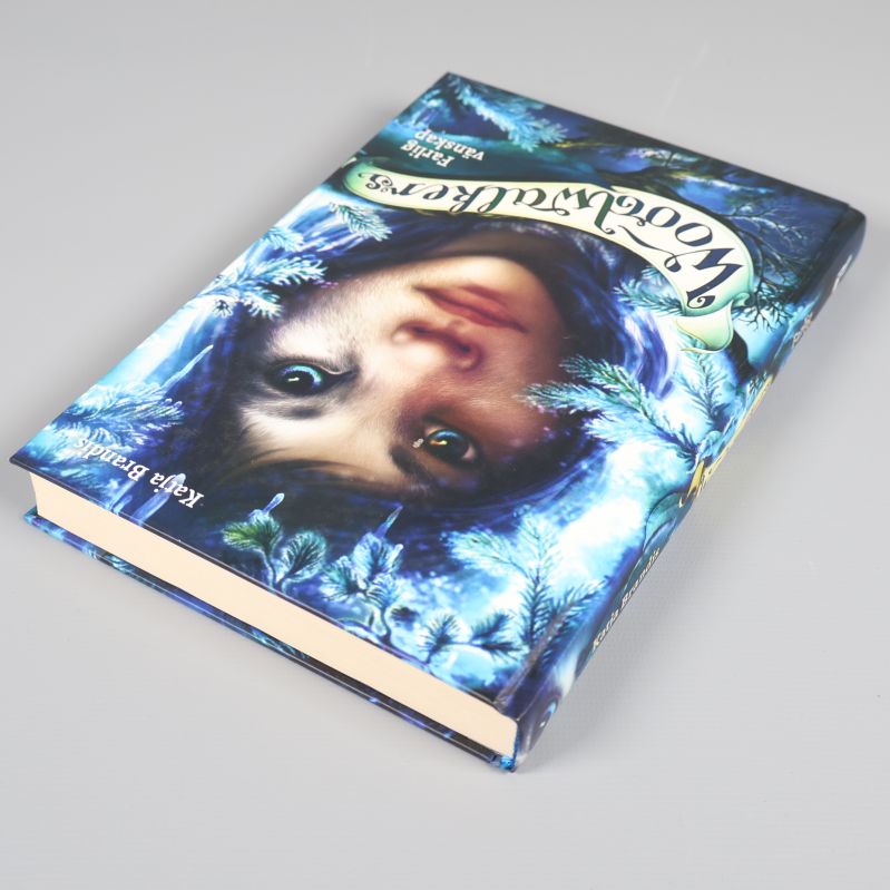 Woodwalkers Farlig vänskap i liggande vinkel som visar tjocklek och hårda pärmar