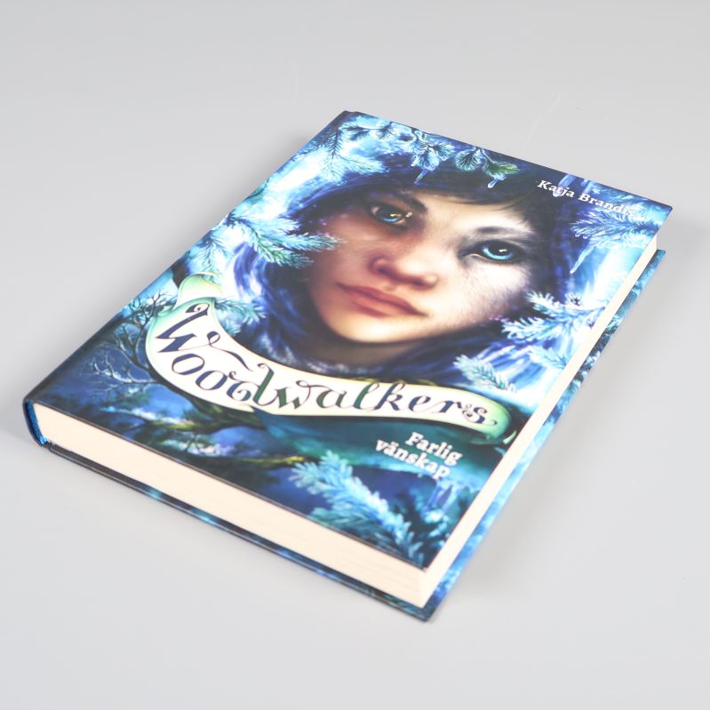 Woodwalkers Farlig vänskap i mjuk sned vinkel med fokus på omslagskonst