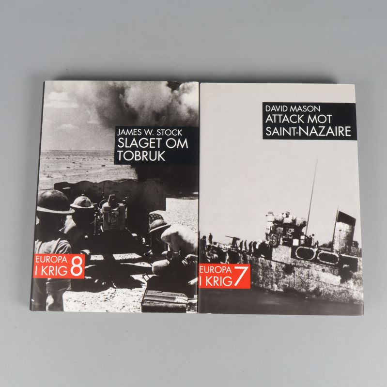 Två böcker med omslagen Slaget om Tobruk och Attack mot Saint-Nazaire, svartvita fotografier