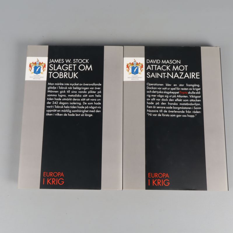 Baksidor av böckerna Slaget om Tobruk och Attack mot Saint-Nazaire med beskrivande text