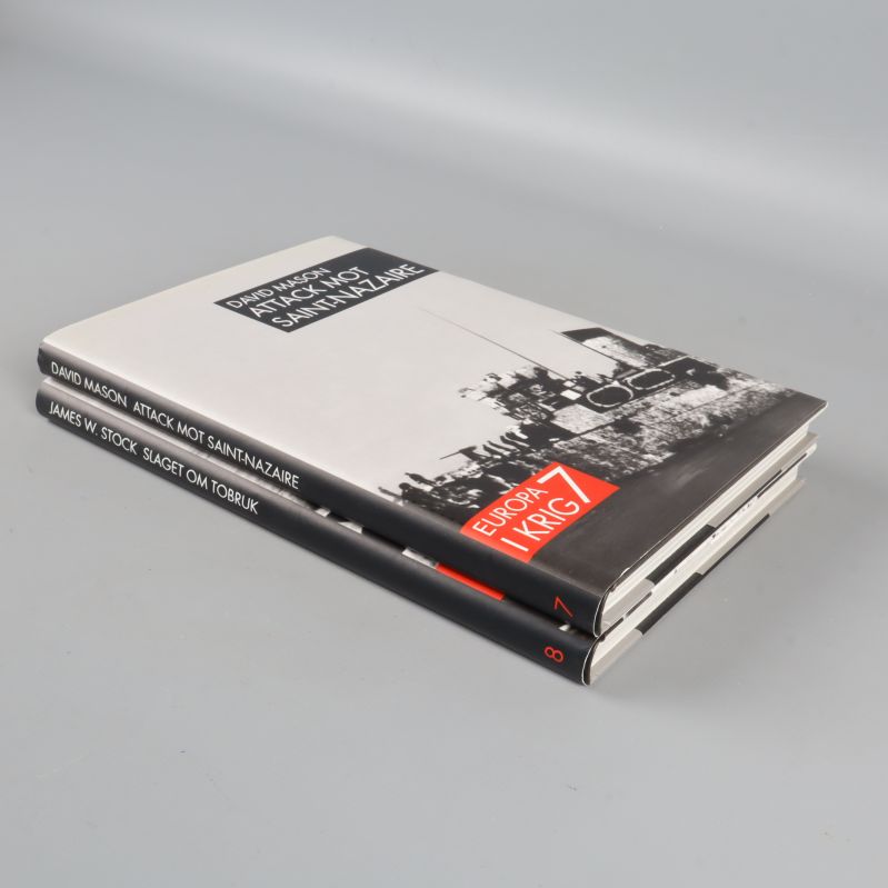 Bokpaket i sned vinkel visar bokomslag och ryggen