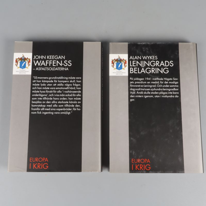 Baksidor på böckerna med text och logotyp