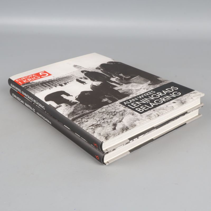 Böckerna lagda i vinkel så att omslag och rygg syns