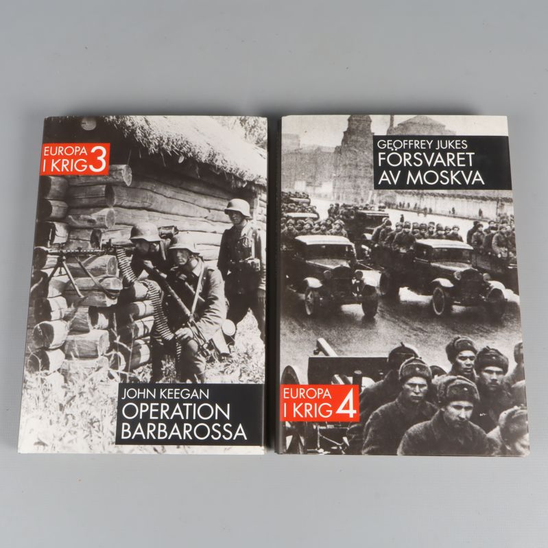 Två böcker med svartvita omslag och militärmotiv