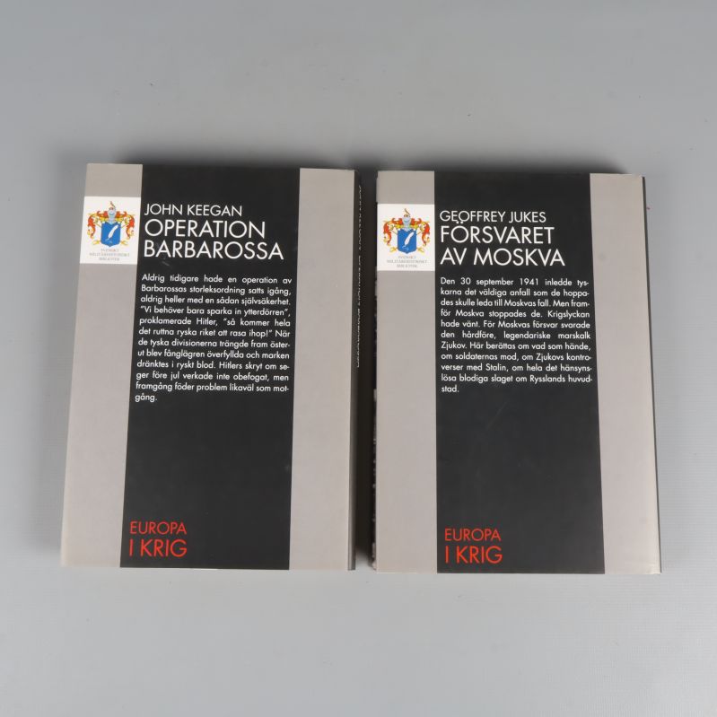 Baksidan av två historieböcker med beskrivande texter