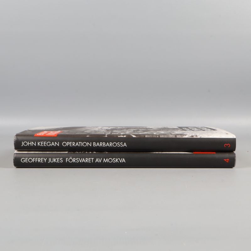 Bokryggar med titlar och serienummer synliga