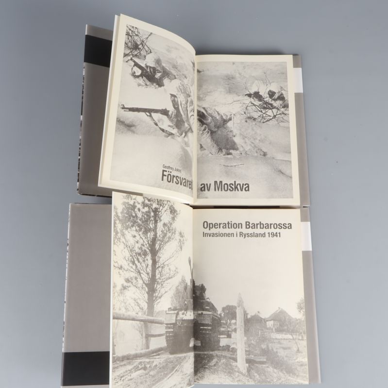 Uppslagna sidor med svartvita illustrationer och titelsidor