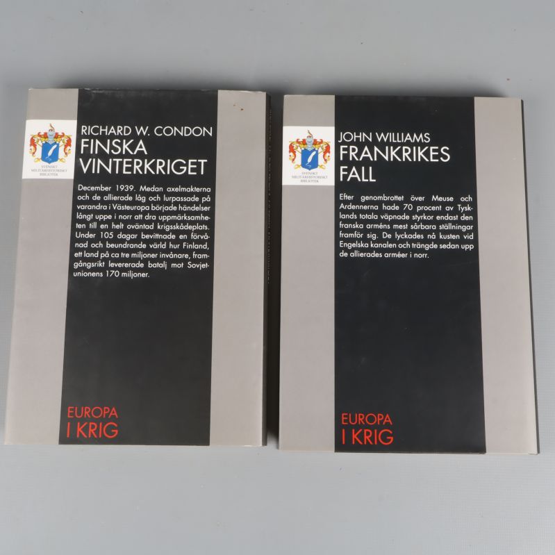 Böckernas baksidor med beskrivande texter och logotyp