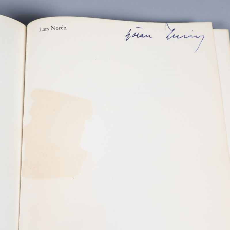 Närbild på fläck och namnteckning på försättsblad