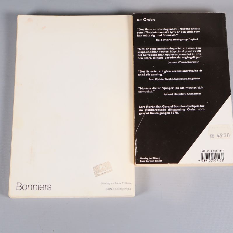 Bokpaketet bakifrån med recensioner och förlagsinformation