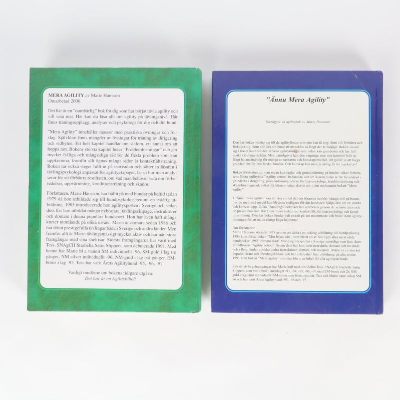 Baksidor på agilityböcker med beskrivande text om innehållet