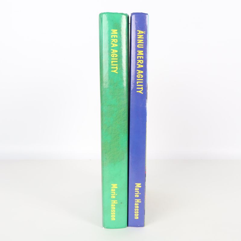 Ryggsidan på två agilityböcker med titlar och författare Marie Hansson