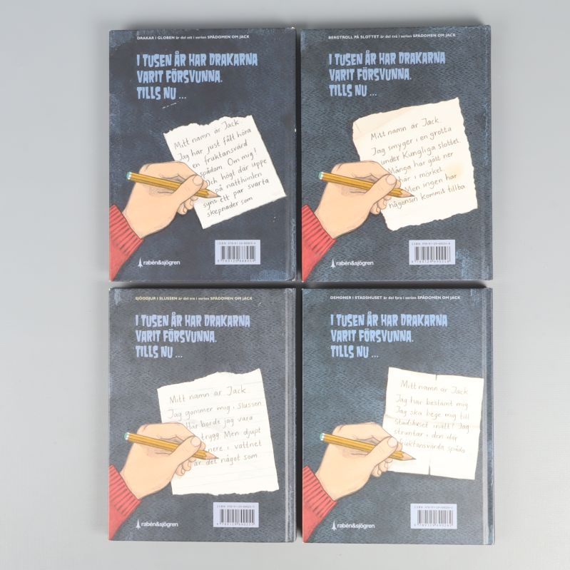 Baksidor av fyra Spådomen om Jack-böcker med texter och handskrivna lappar