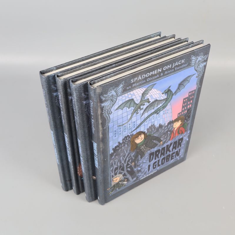 Fyra böcker placerade i vinkel med framsida synlig