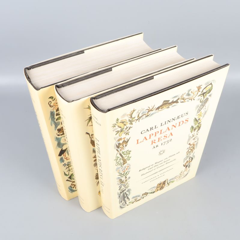 Tre böcker av Carl Linnaeus sedda ovanifrån