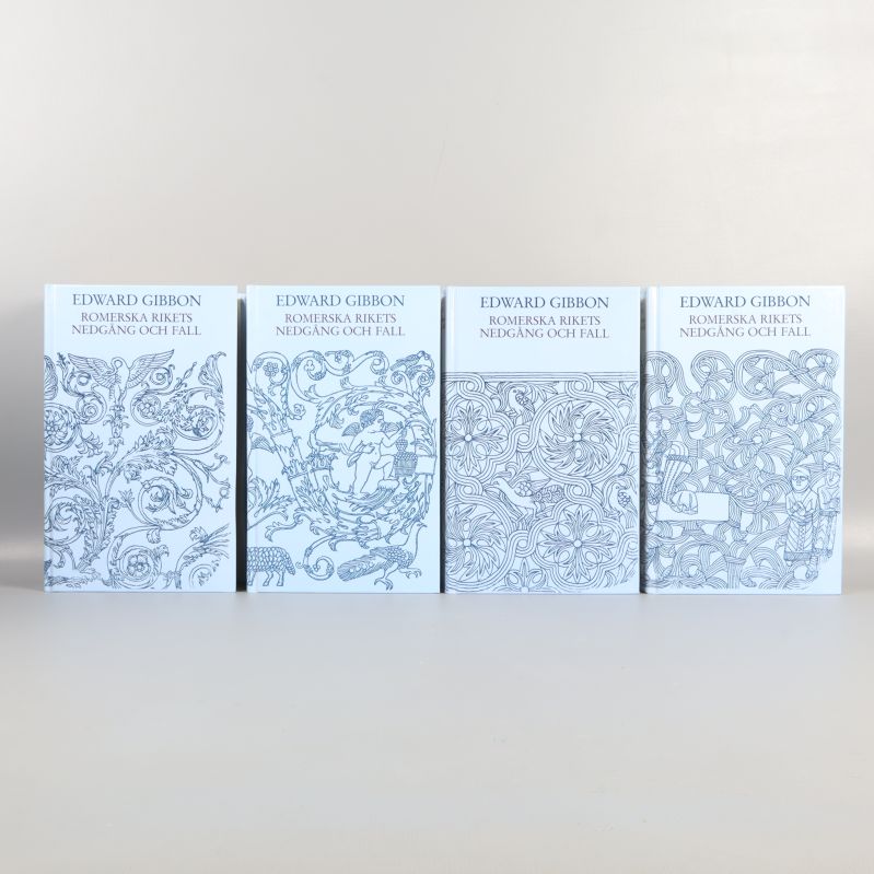 Framsidor på fyra böcker med blåvita, mönstrade omslag