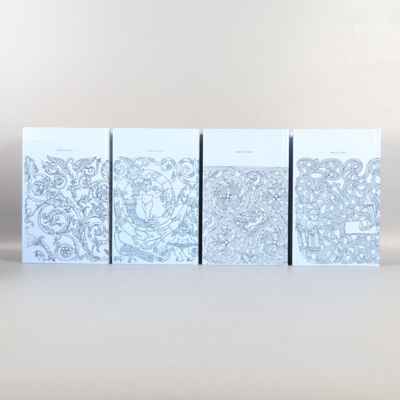 Baksidor på fyra böcker med samma blåvita mönster