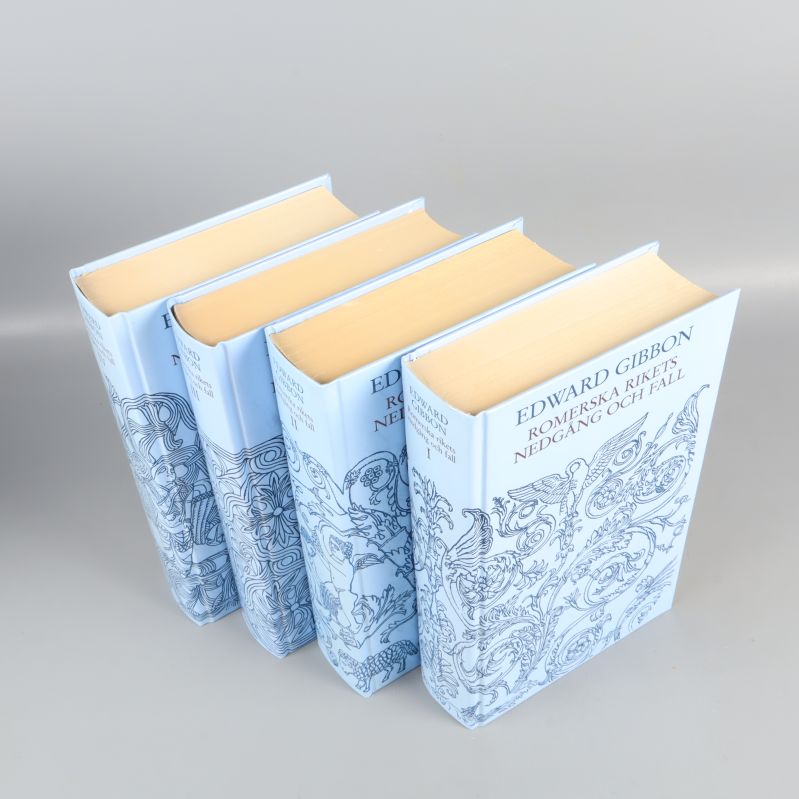 Vy ovanifrån av fyra uppradade böcker med mönstrad framsida