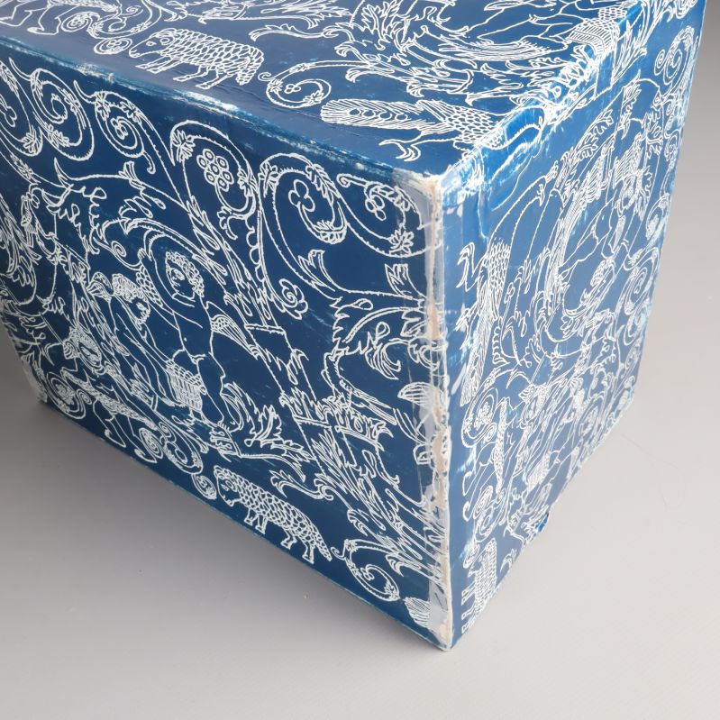 Närbild på boxens hörn med visst slitage och dekor